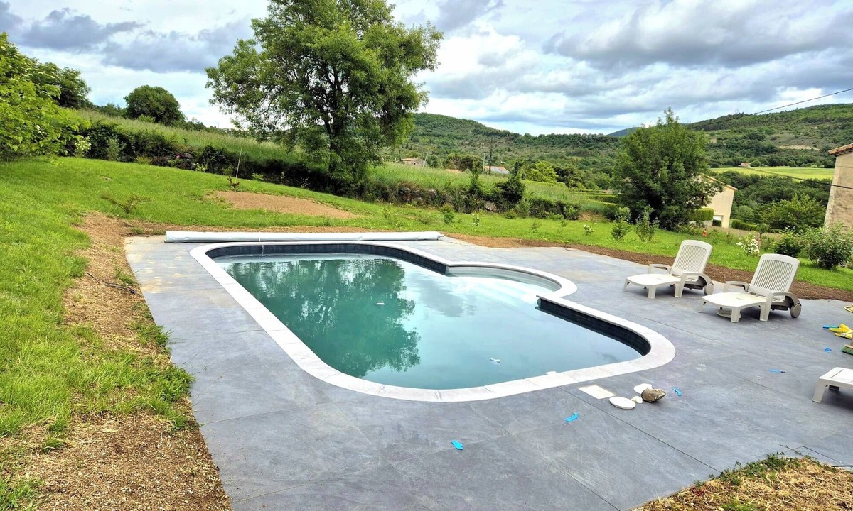 Saint-Vincent-de-Barres House | Gîte de la Fruitière: Swimming pool and Ardèche charm