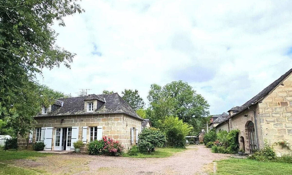 Saint-Pantaleon-de-Larche Villa | Gîte de France for 2 people