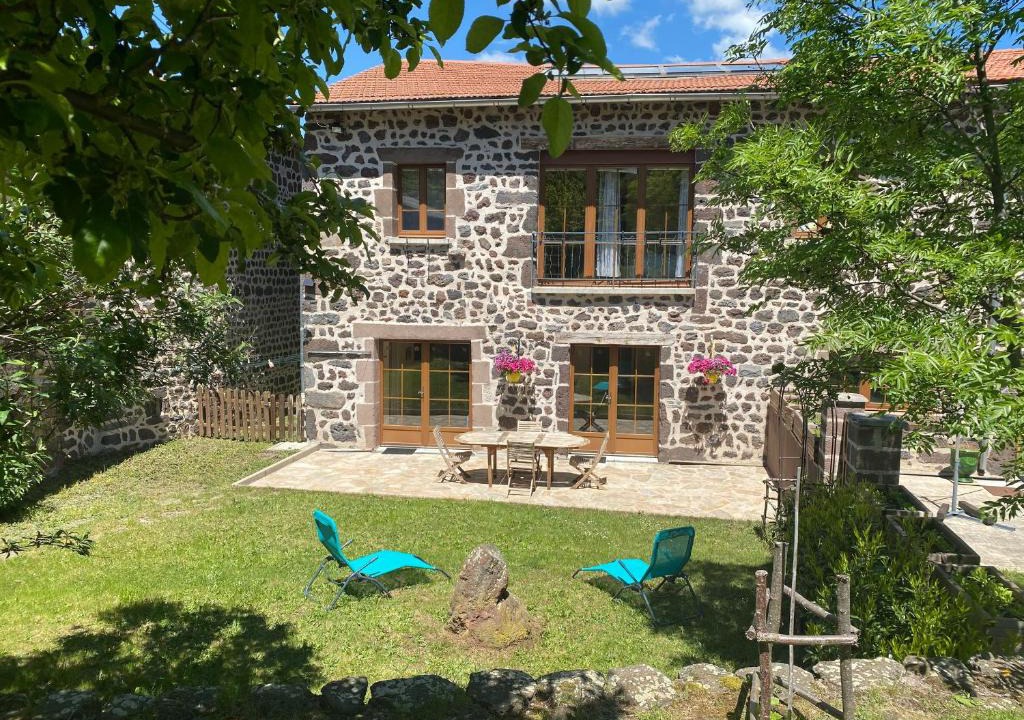 Saint-Christophe-sur-Dolaison House | Gîte à la ferme à Saint-Christophe-sur-Dolaison avec terrasse et chambres privatives - FR-1-582-284