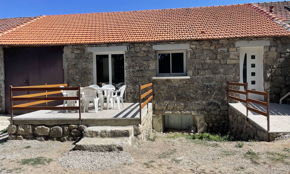Rocles House | Gîte la Ferme de Palhères Oubliez vos Soucis Dans ce Logement Spacieux et Serein