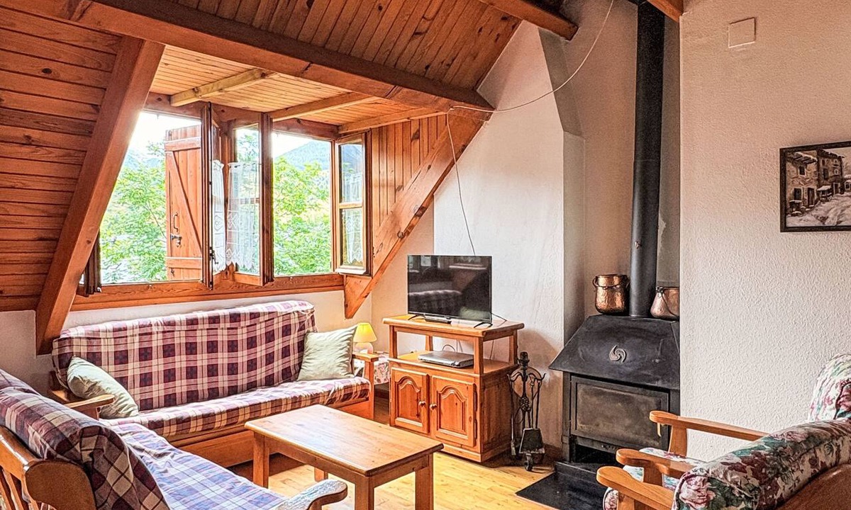 Pla de l'Ermita Apartment | Geräumige Maisonette mit Kamin Isard 2 Vall de Boí by Interhome