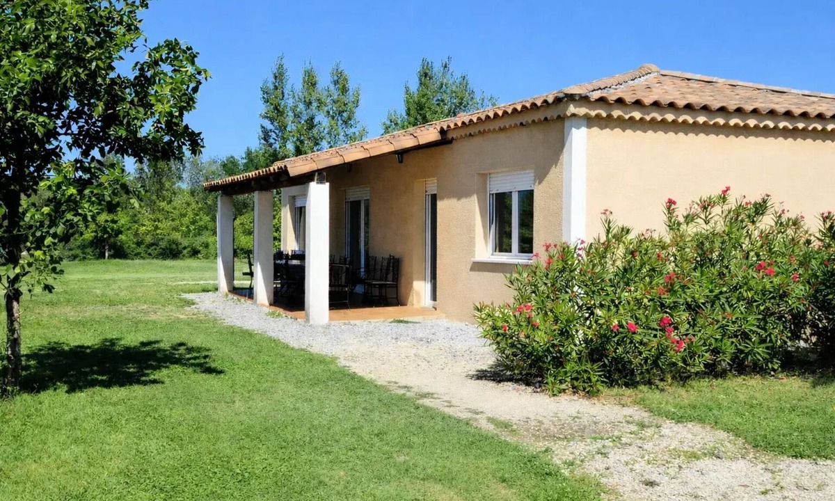Grospierres Villa | Gîte - 100m² - 4 bedrooms with garden sleeps 16