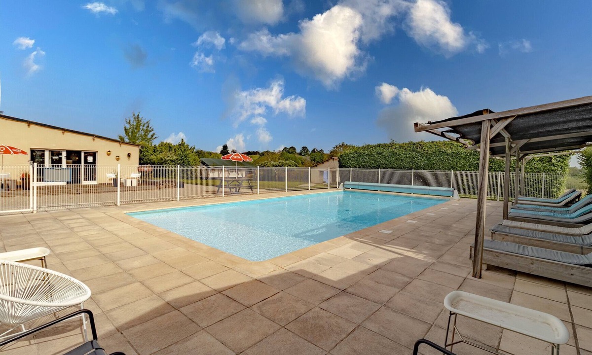 Jayac House | "Gîte Bellevue" with Shared Pool, Private Terrace, and Wi-Fi