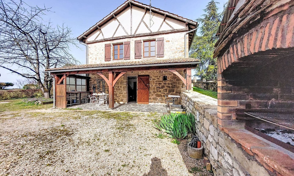 Queyssac-les-Vignes House | Gite de la chapelle by Interhome