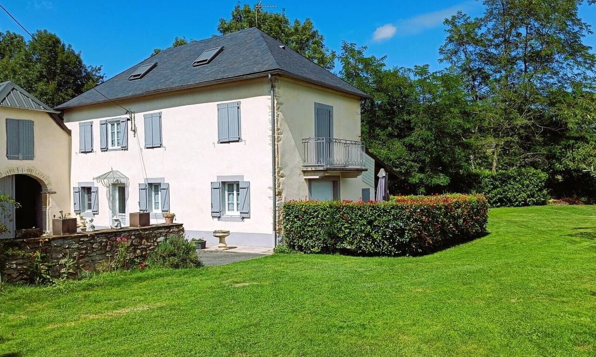 Oloron-Sainte-Marie House | Gite louplàa – Renovated Farmhouse in a Rural Setting