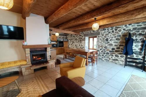 Saint-Jacques-des-Blats House | Gite tout confort 10 pers à 8 km du Lioran