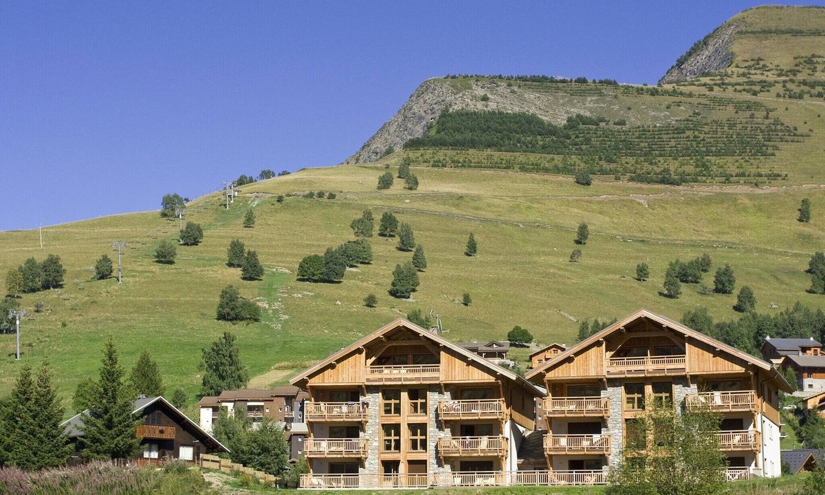 Mont-de-Lans Apartment | Grand Alpine Retreat for large group