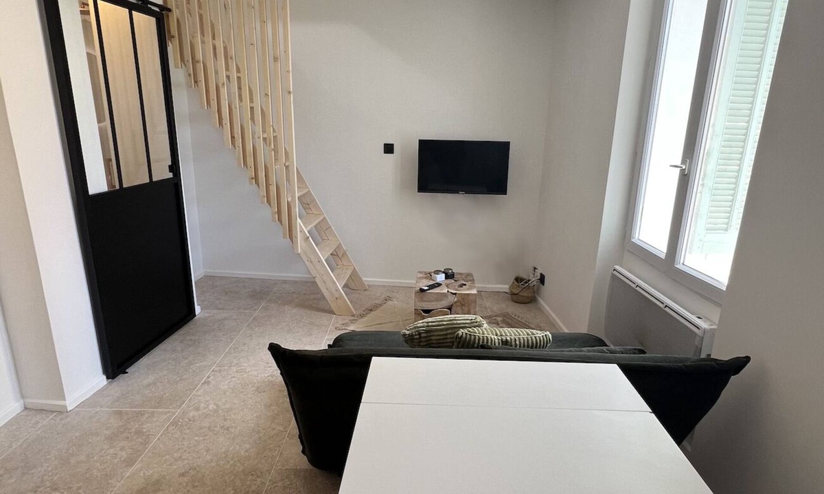 La Crau Apartment | Grand Studio Rénové Avec Chambre en Mezzanine