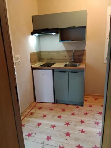 Vauvert Apartment | Grande chambre lumineuse avec cuisine,sdb et accès a un jolie jardin