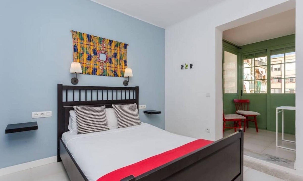 el Camp d'en Grassot i Gracia Nova Apartment | Great apartment to experience all the charms of Barcelona while staying in a central location! It has 3 comfortable and cozy bedrooms each one with a small living room area.