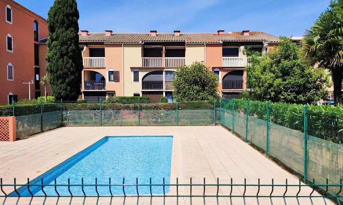Les Arenes Apartment | Ground-floor studio with en suite bathroom, large terrace, 2 pools, and parking 4CORO77
