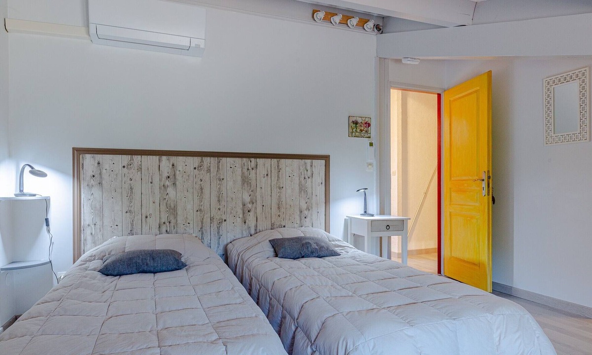Saint-Fortunat-sur-Eyrieux Bed & Breakfast | Guest Room “Chambre Mansardée” with Shared Pool, Wi-Fi & Air Conditioning