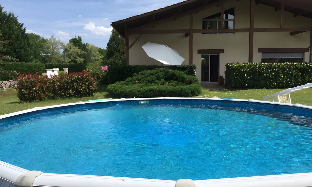 Mios Bed & Breakfast | Guest Room 'Chambre du haut' with Shared Pool, Wi-Fi, and Air Conditioning