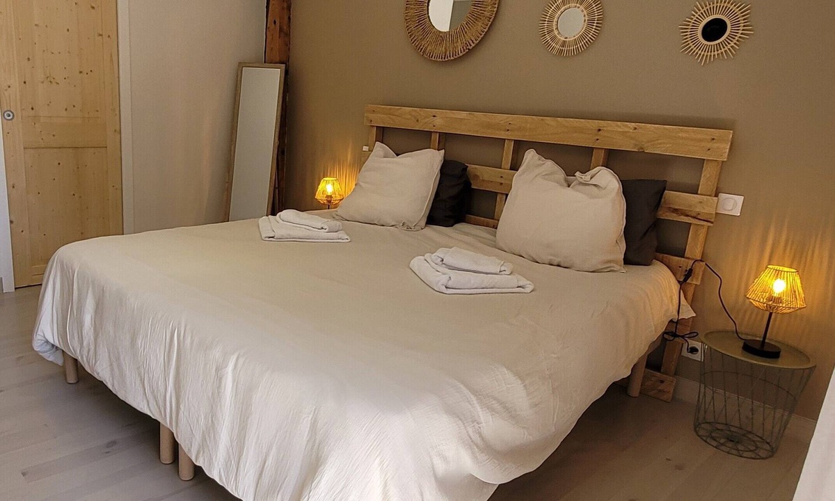 Soulages Bed & Breakfast | Guest Room “Chambre Margeride” with Private Terrace