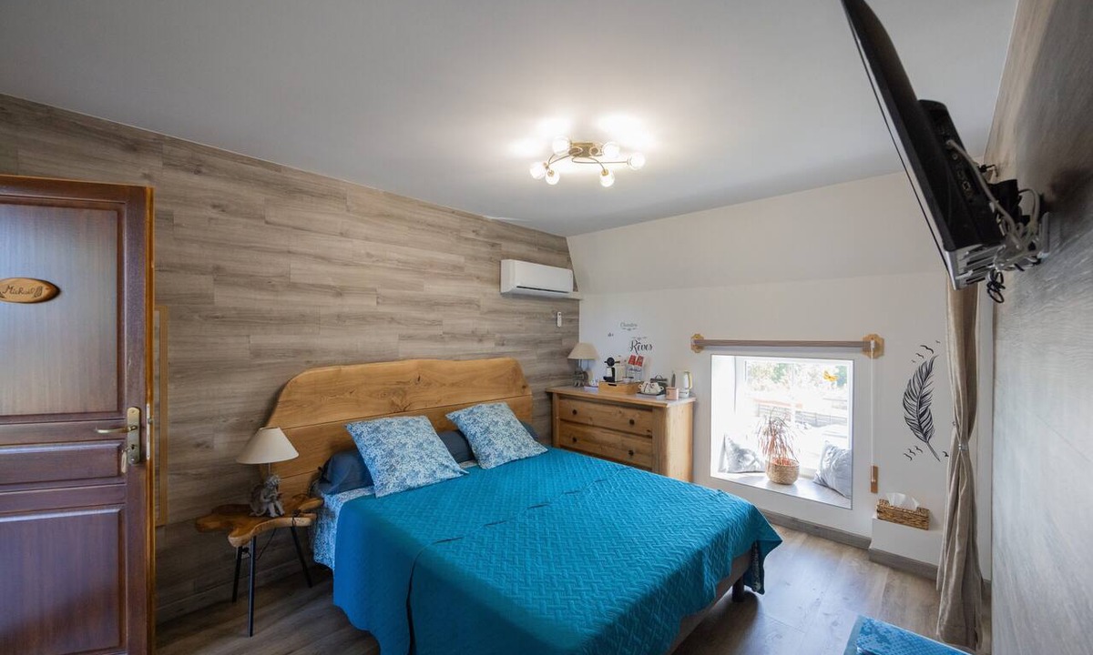 Plantades Bed & Breakfast | Guest Room 'Chambre Michaël': Mountain View, Shared Garden, Air Conditioning