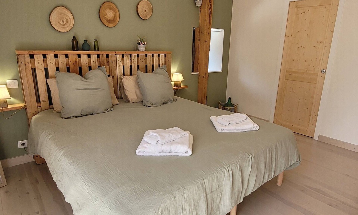 Soulages Bed & Breakfast | Guest Room “Chambre Planèze” with Private Terrace