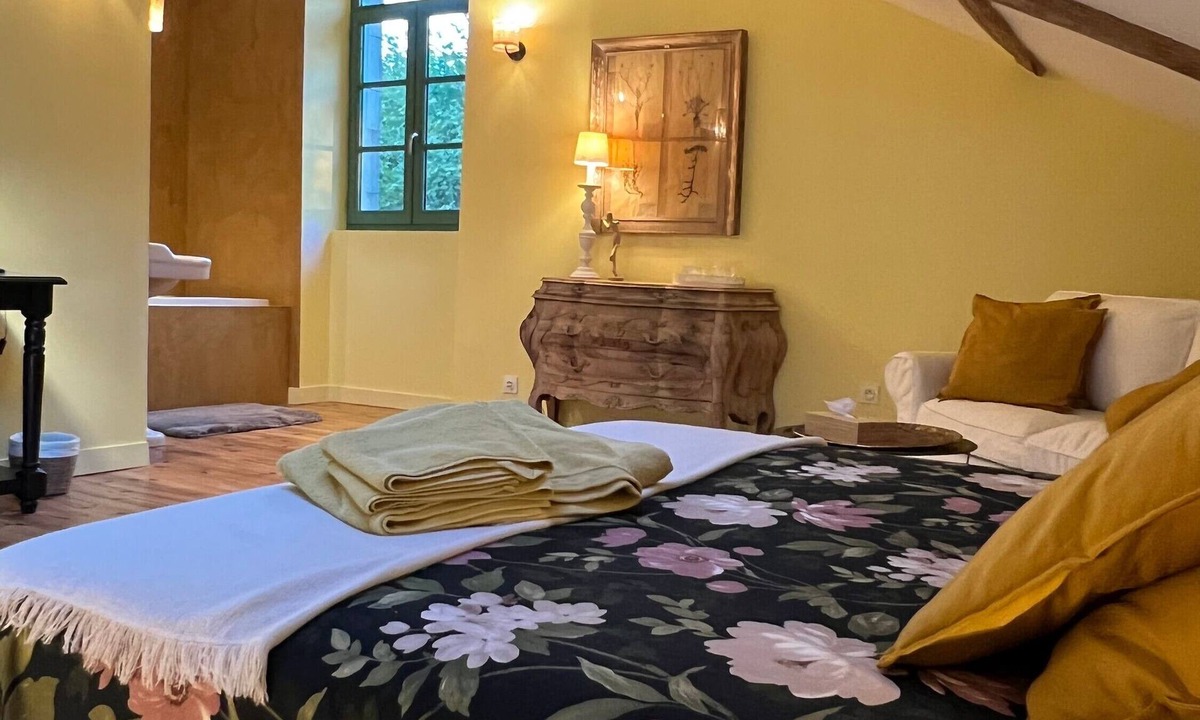 Saint-Barthelemy Bed & Breakfast | Guest Room “La Felicita - Moutarde” with Shared Terrace, Garden, and Wi-Fi