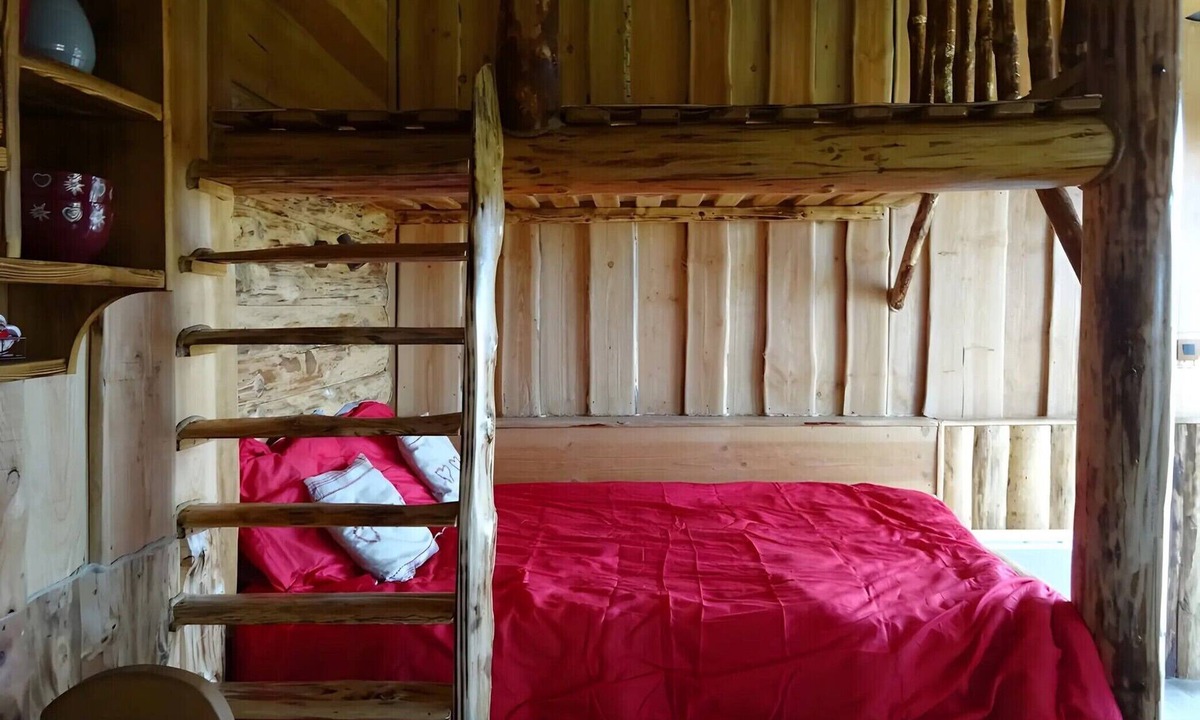 Lafarre Bed & Breakfast | Guest Room 'Le Ranch' with Mountain View, Shared Garden and Wi-Fi