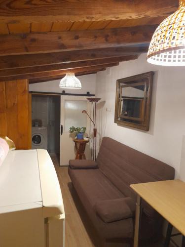 Tordesillas Hostel | Habitación rústica independiente con todas las comodidades, sofacama y ventilador