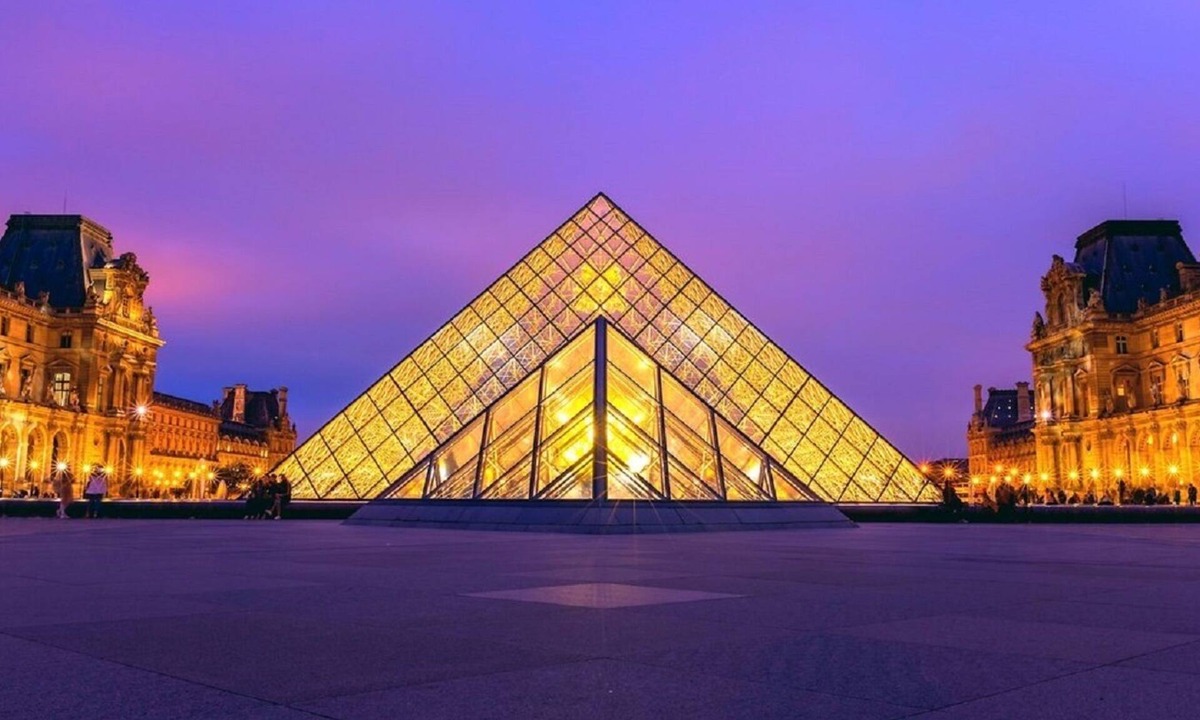Les Halles Apartment | HISTORIC CARDINAL RICHELIEU APARTMENT ,LOUVRE VIEWS AND 'EMILY IN PARIS' CHARM