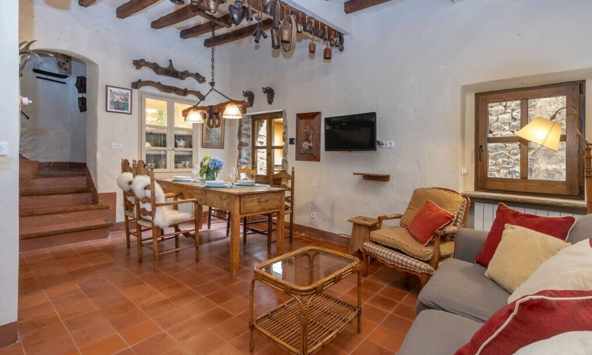 Besalu House | Historic house in Besalú, air conditioning, Wi-Fi, sleeps 4, 2 full bathrooms
