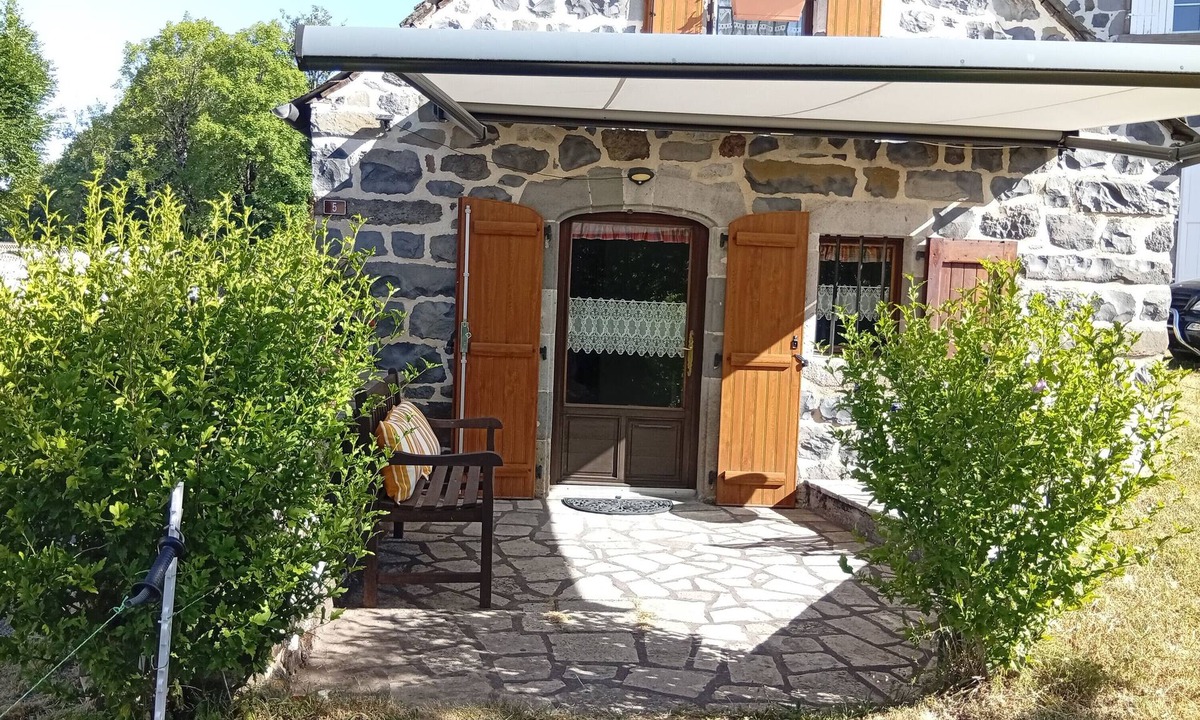 Saint-Martin-sous-Vigouroux House | Holiday Home 'Cantalou'