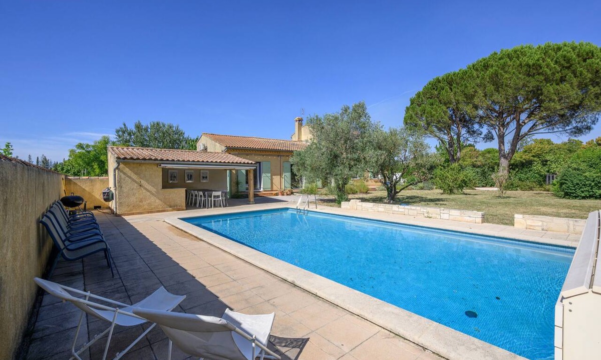 Entraigues-sur-la-Sorgue House | Holiday Home “Villa Les 2 Pins Piscine” – Garden, Trampoline, Sleeps 14
