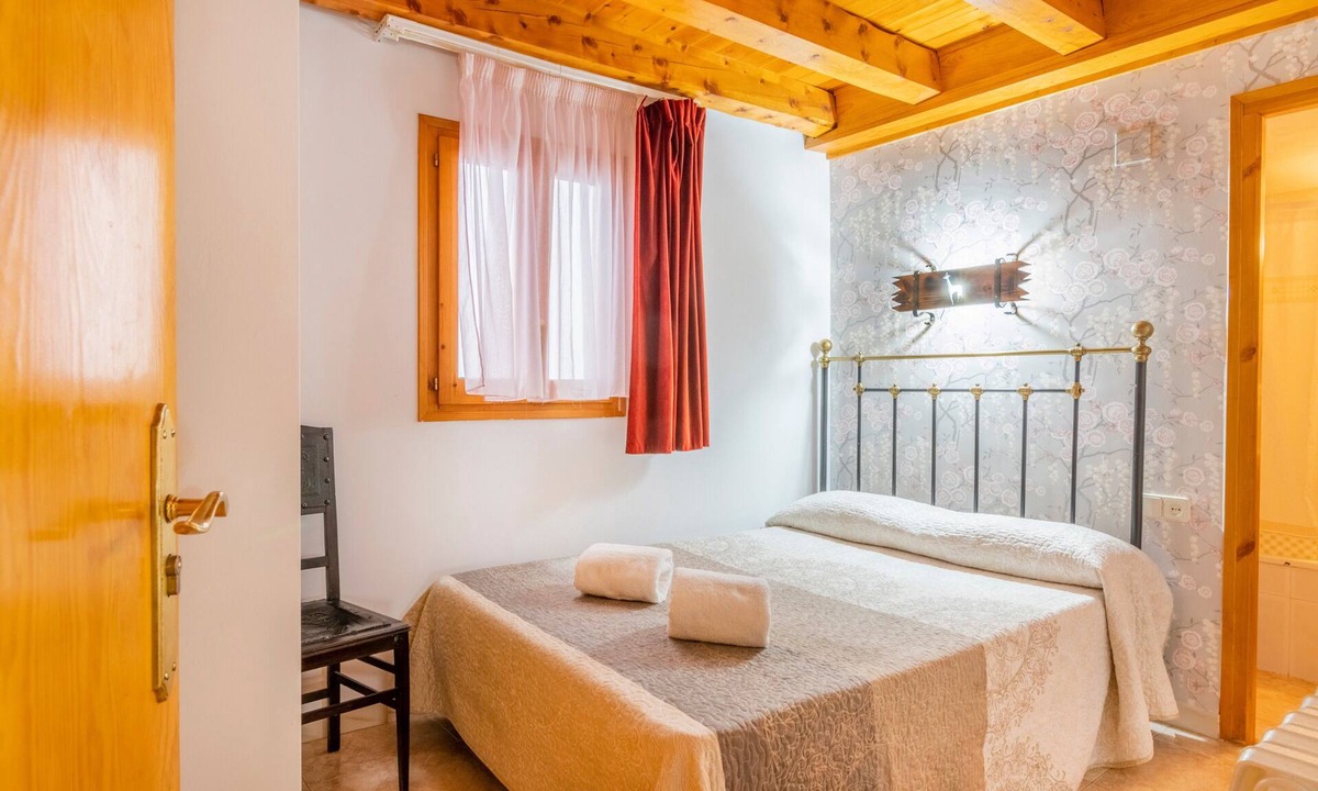Les Iglesies Apartment | Holiday Apartment "Casa Batlle Ginebro" with Mountain View & Wi-Fi