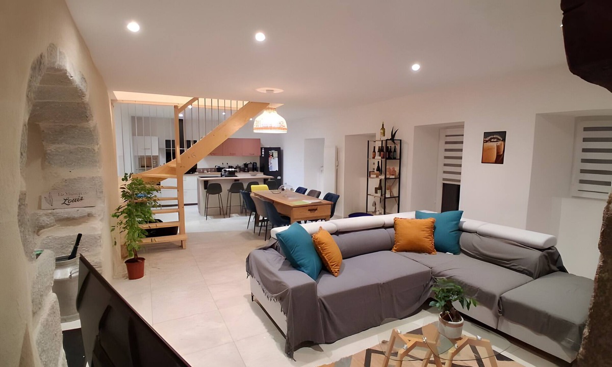 Saint-Mamet-la-Salvetat House | Holiday Home 'La Maison De Louis' with Private Terrace, Private Garden and Wi-Fi