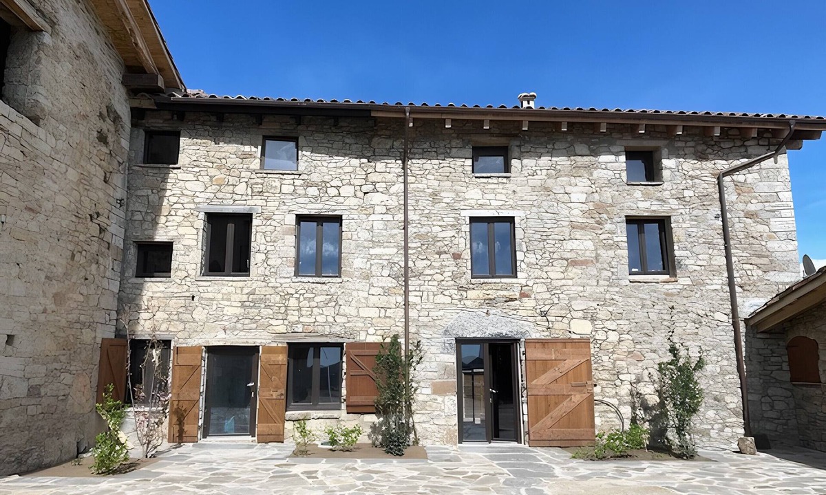 Ogassa House | Holiday Home 'La Cavallera' with Mountain Views, Shared Garden & Wi-Fi