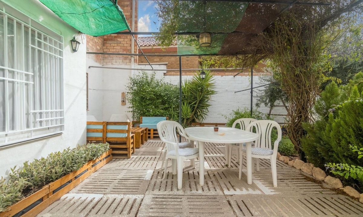 Torregrossa House | Holiday Home 'Cal Marcos' with Private Terrace, Private Garden and Wi-Fi