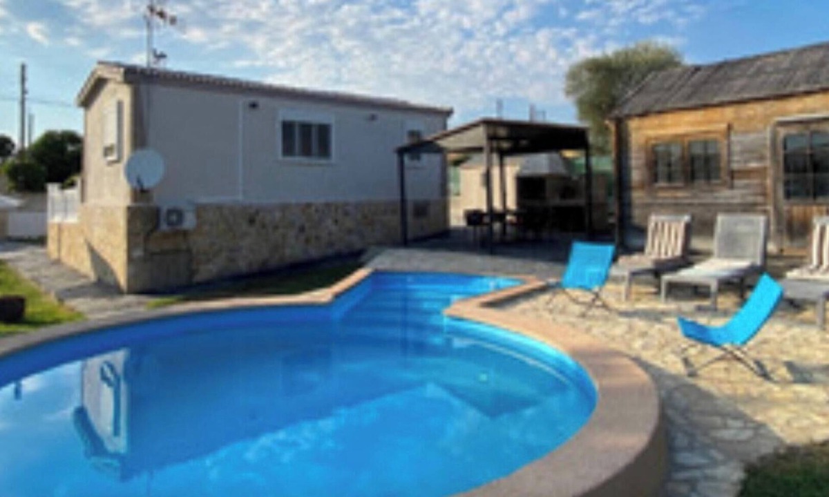 Sils House | Holiday Home 'Can Dennis' with Private Pool, Wi-Fi and Air Conditioning