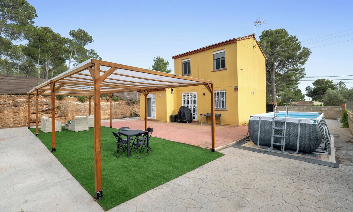 Cabra del Camp House | Holiday Home 'Casa Scarlet' with Private Terrace, Private Garden and Wi-Fi
