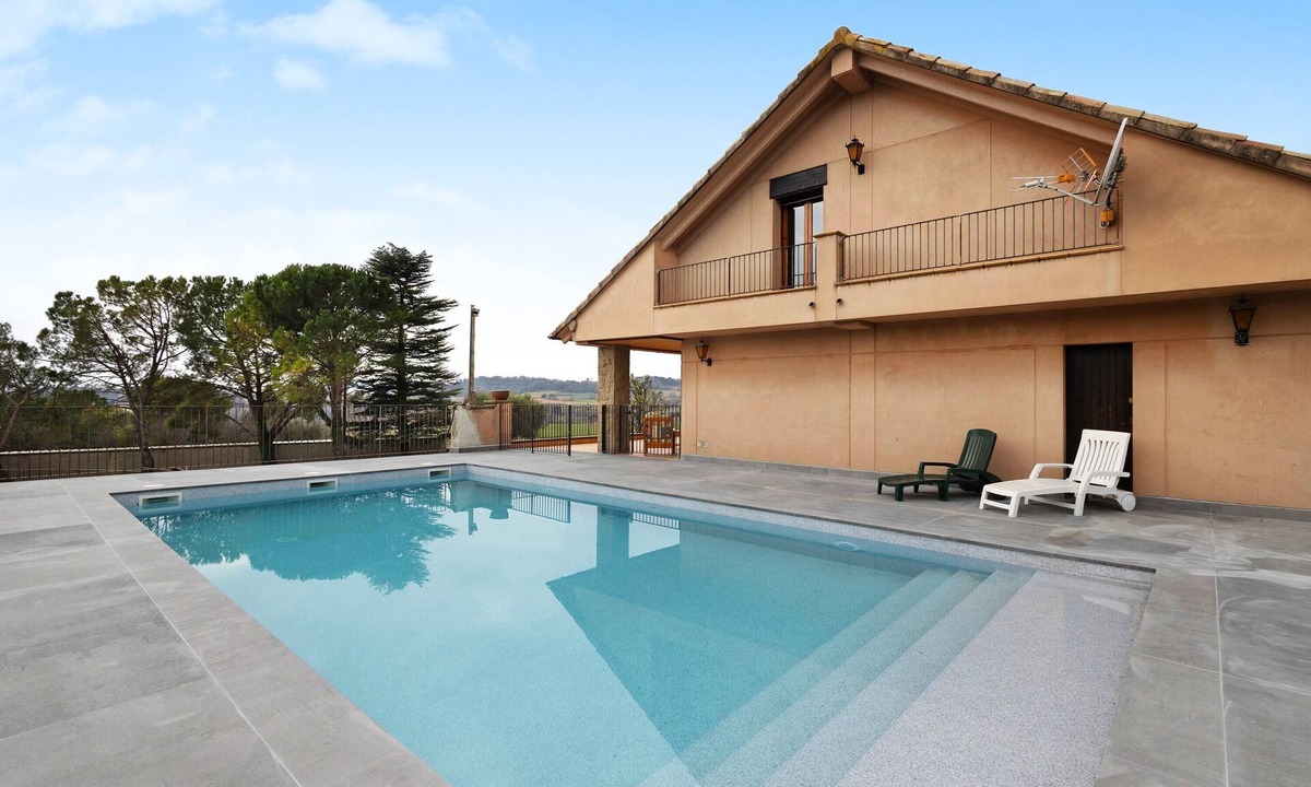 Avia House | Holiday Home 'Casanova De Noet' with Private Pool, Private Terrace and Wi-Fi