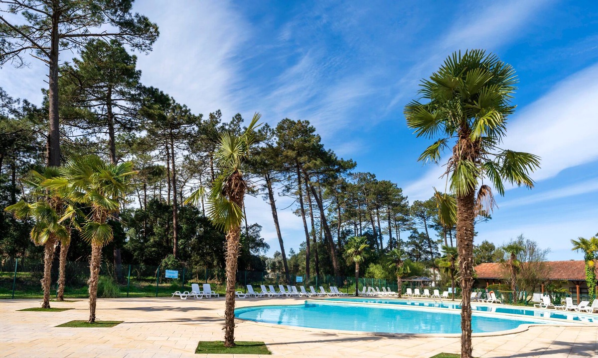 Ondres House | Holiday Home 'Cosy Pavillon 2chambres Proche Mer' with Shared Pool, Private Terrace and Wi-Fi