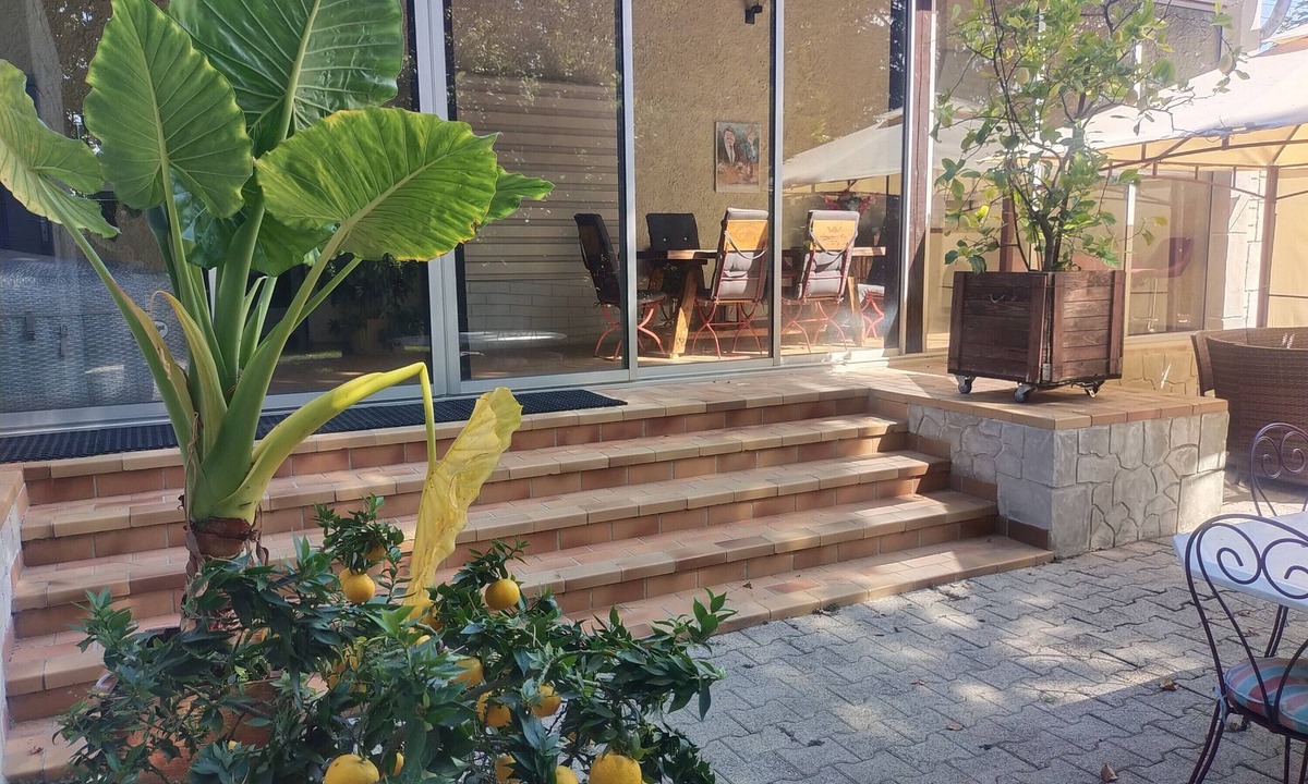 Valreas House | Holiday Home 'De Maître Potager' with Private Terrace, Private Garden and Wi-Fi