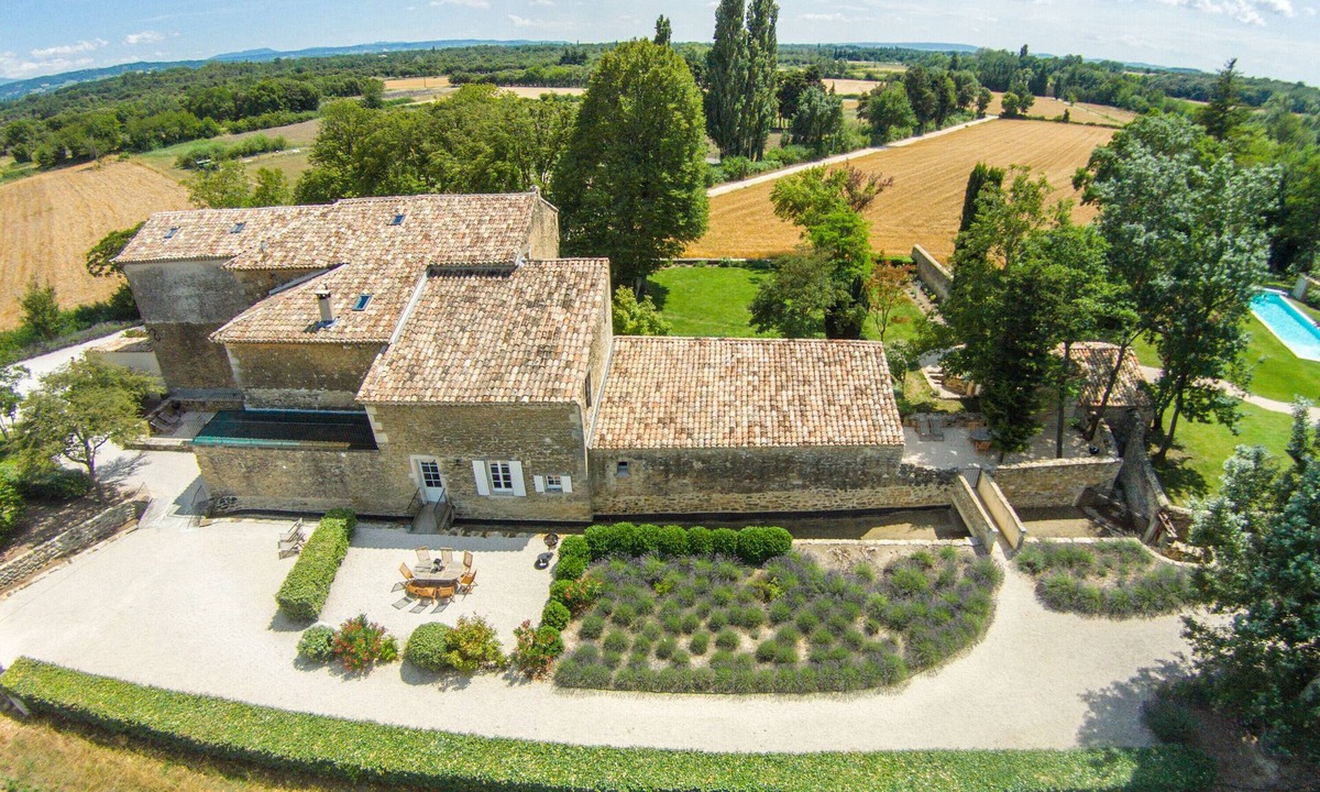 Colonzelle Cottage | Holiday Home 'Ecurie' with Shared Pool, Private Garden and Wi-Fi