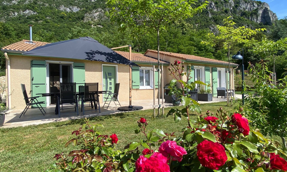 Beauregard-Baret House | Holiday Home 'Le Beauregard - Piscine' with Mountain View, Wi-Fi and Air Conditioning