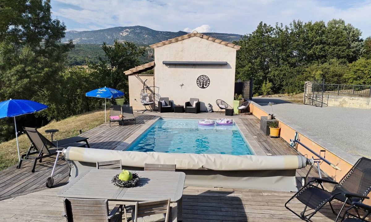 Sainte-Jalle House | Holiday Home 'Le Cigalou - Drôme Provençale' with Mountain View, Pool and Wi-Fi