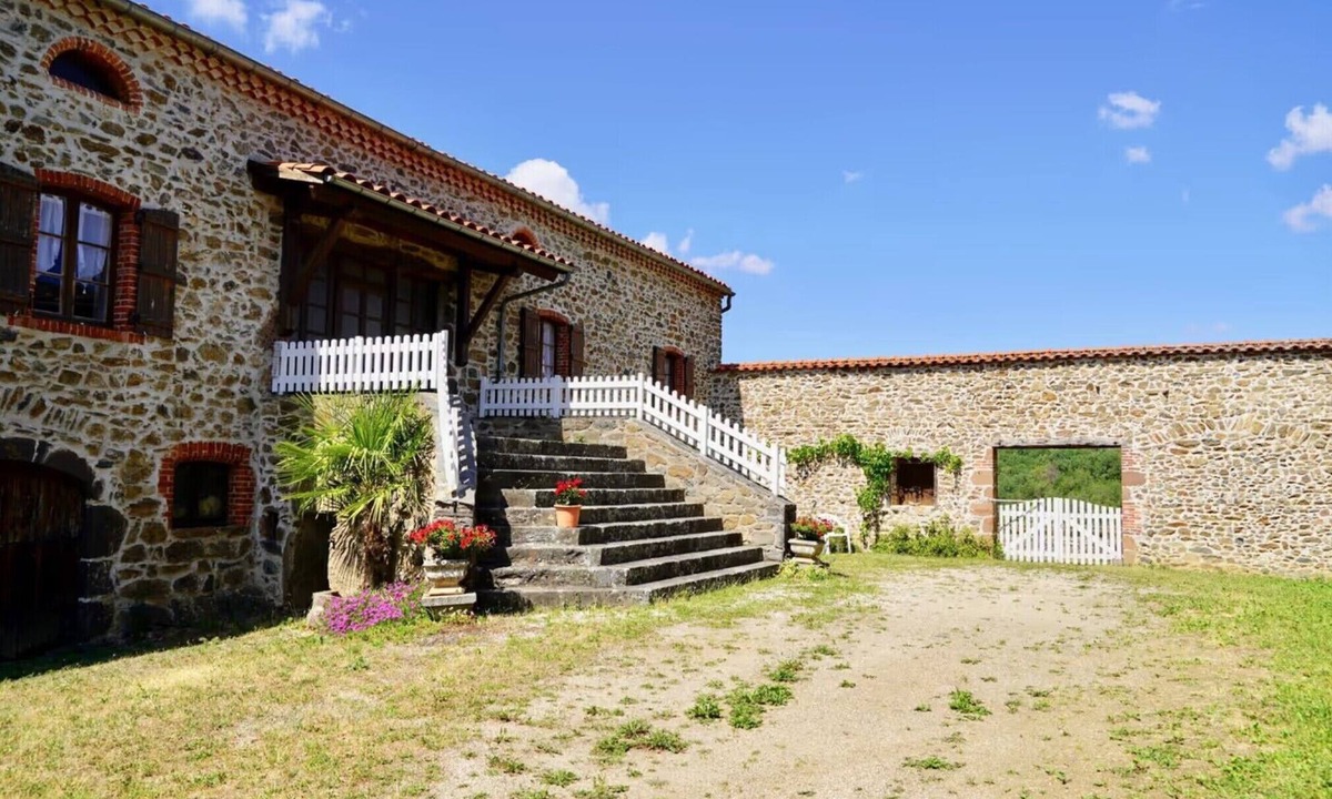 Lavoute-Chilhac House | Holiday Home 'Les Cousines' with Mountain View, Private Terrace and Wi-Fi