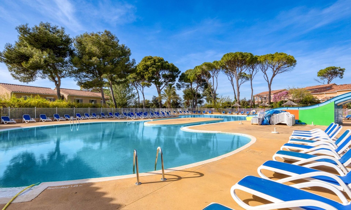 Calvisson House | Holiday Home “Maison – Residence with Pool” with Shared Pools, Wi-Fi & Air Conditioning