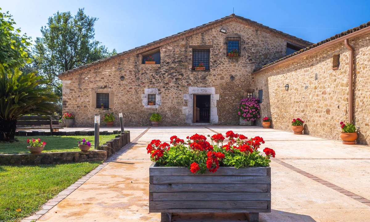 Fontcoberta House | Holiday Home 'Mas' with Mountain Views, Wi-Fi and Air Conditioning