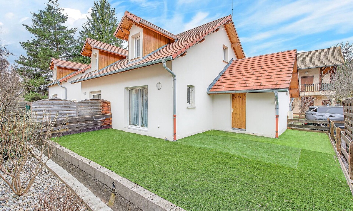 Chabottes House | Holiday Home “Villa Baumelle” with Mountain View, Private Terrace & Wi-Fi
