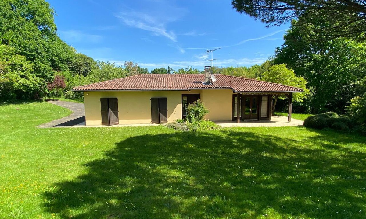 Cazaubon House | Holiday Home 'Villa Moutiques' with Private Terrace, Private Garden and Wi-Fi