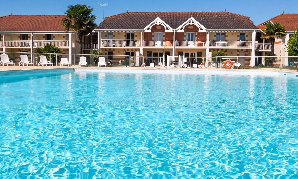 Le Verdon-sur-Mer Apartment | Homerez - Apt Verdon-sur-Mer, Shared Pool