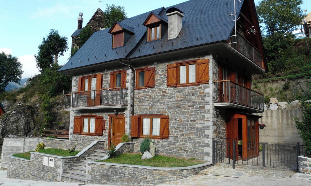 Vielha Ski Chalet | Homerez - Charming Chalet in Viella with Mountain View