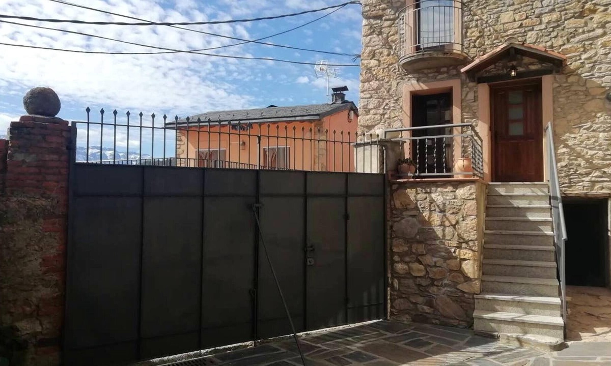 Prullans House | Homerez - Spacious house with terrace and balcony