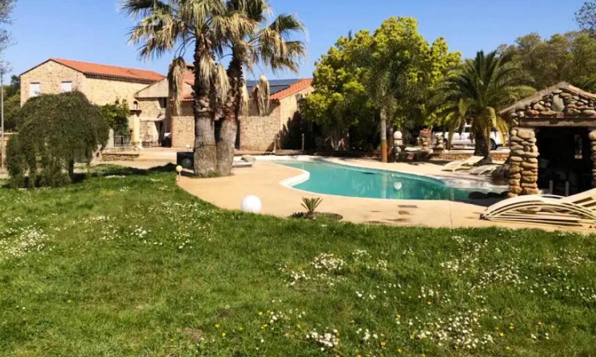 Laroque-des-Alberes Villa | Homerez - Villa for 12 ppl. with swimming-pool, jacuzzi, garden and terrace