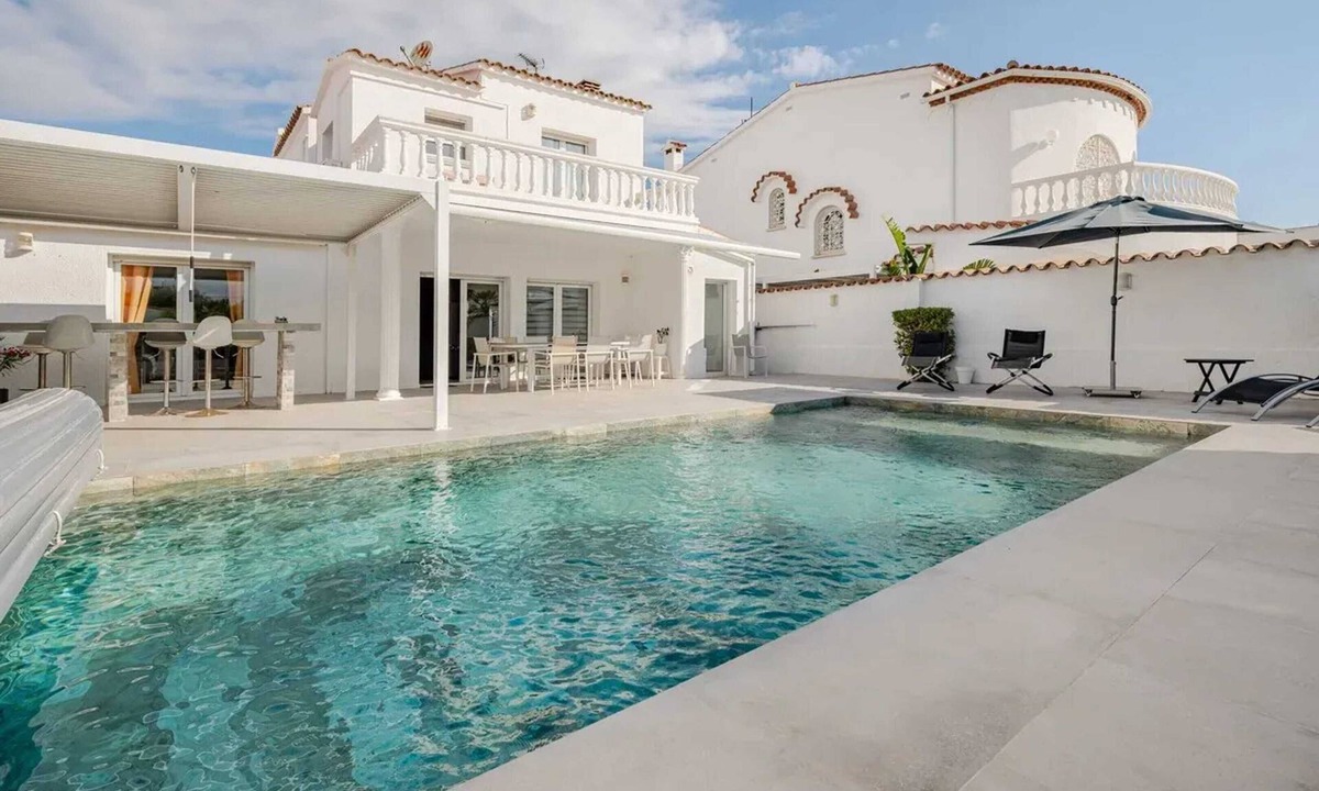 Empuriabrava Villa | Homerez - Villa in Empuriabrava