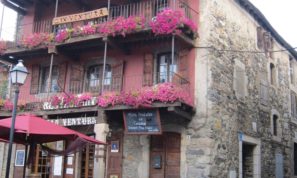 Llivia Hostel | Hostal Ruso
